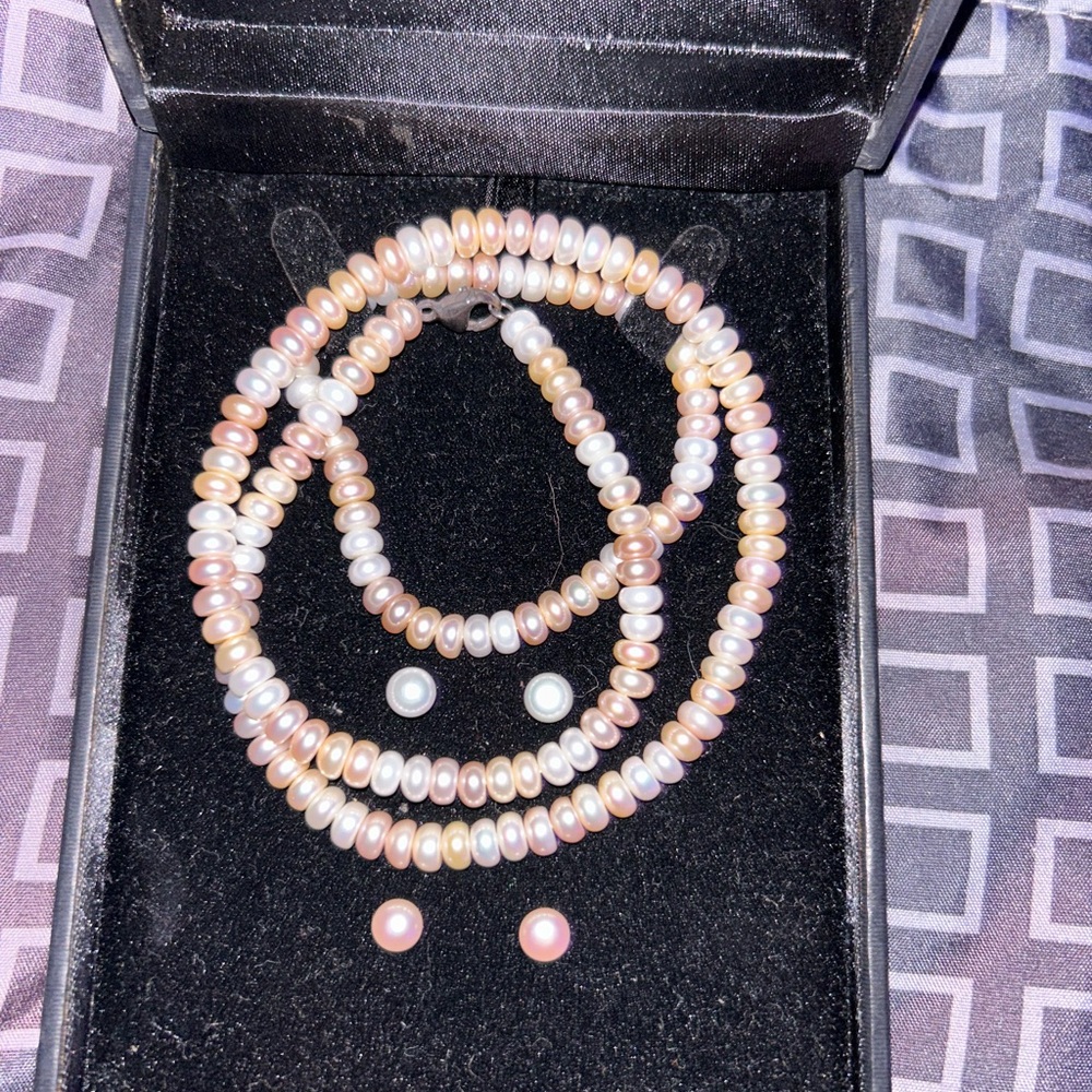 Sophisticated Pearl Necklace Set
